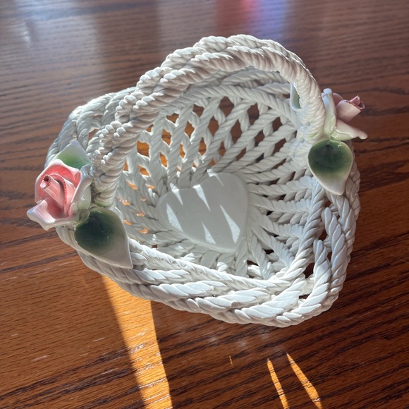 Vintage Lanzarin white ceramic basket with delicate pink roses. Made in Italy. - Picture 1 of 3